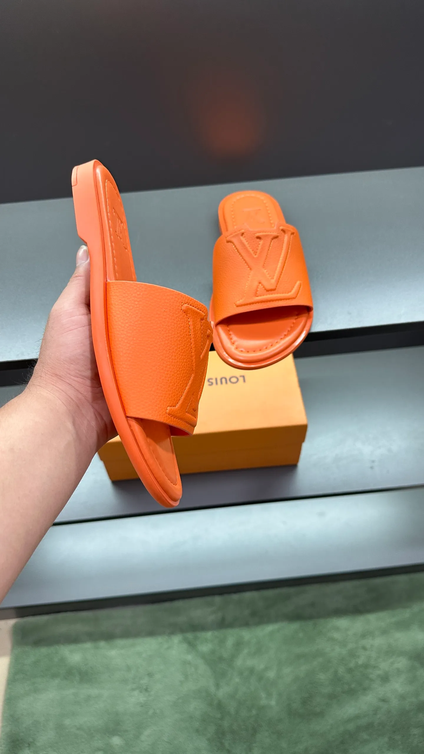 P280 🔍Top purchasing agent LV men's spring and summer slippers counter synchronized. The uppers are made of cowhide fabric imported from Italy, with logo graphics and high-quality craftsmanship. The soles are: original soles specially provided by the original factory. Exclusive molded soles are super comfortable. Original factory follow-up orders. 🔍🔍High quality. You can enter and exit the counter at will. Welcome to compare. Size 38-45